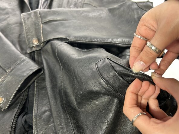 How to Repair a Leather Jacket Pocket: passo 10, immagine 2 di 2