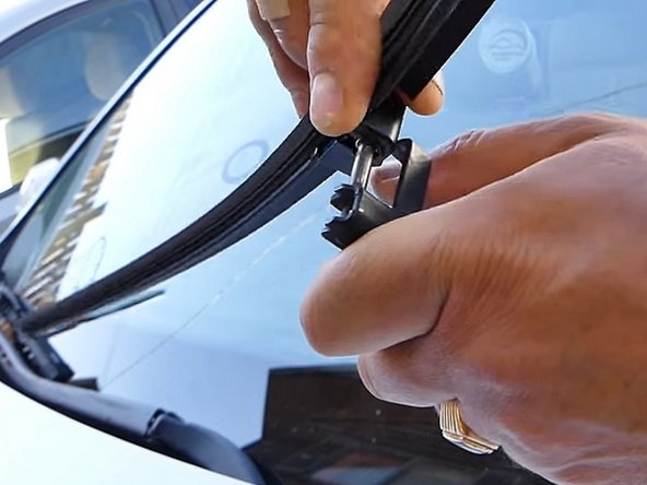 2012 BMW 3 Series Windshield Wiper Replacement: crwdns2935265:03crwdnd2935265:02crwdnd2935265:02crwdne2935265:0