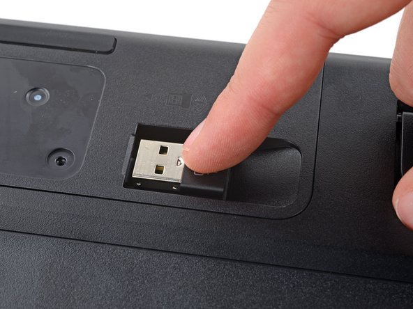 Logitech G915 TKL Battery Replacement, Remove the USB receiver: crwdns2935265:05crwdnd2935265:02crwdnd2935265:03crwdne2935265:0