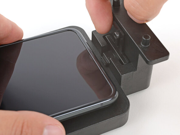 Motorola Razr+ Screen Protector Replacement, Slide the charging port holder into place: 3 단계, 이미지 3개 중 2개