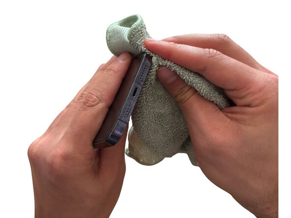 How to Clean Your Smartphone the Right Way, Housing and edges: step 3, image 1 of 3