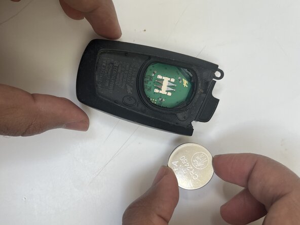 How to Replace the Key Fob Battery in a 2018 BMW 330i: crwdns2935265:03crwdnd2935265:02crwdnd2935265:02crwdne2935265:0