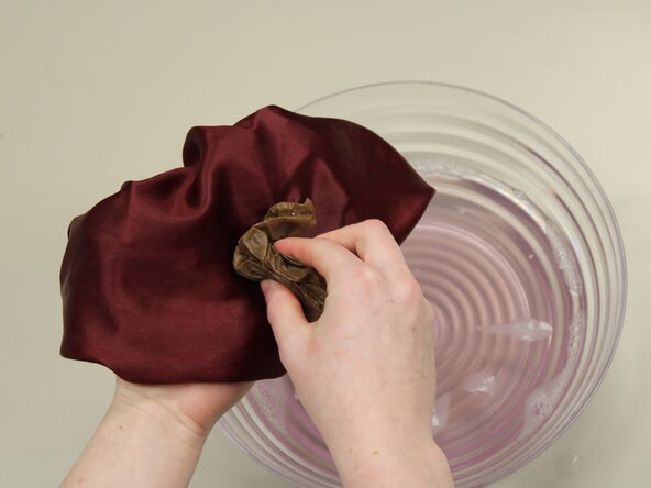 How to Remove a Blood Stain from Satin: crwdns2935265:04crwdnd2935265:02crwdnd2935265:02crwdne2935265:0