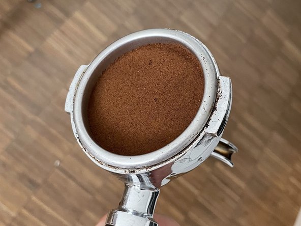 How to make real espresso, Tamp and co.: adım 3, 3 resimden 3.