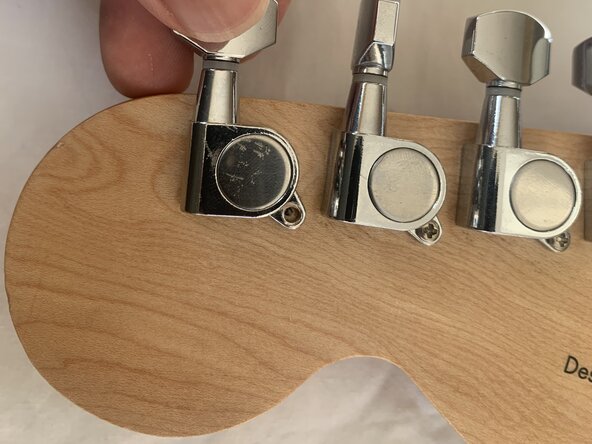 Squier Strat Guitar Tuner Replacement: шаг 7, изображение 2 из 3