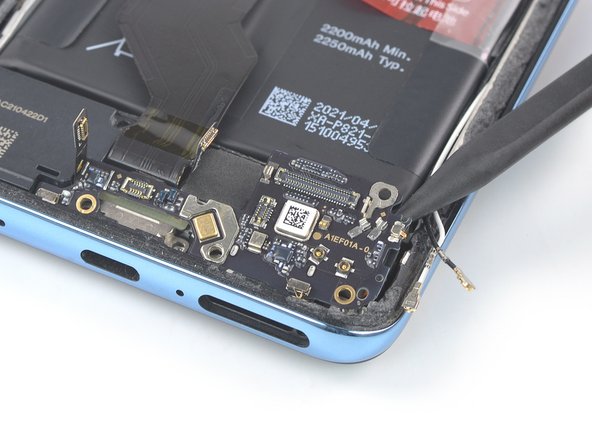 OnePlus 9 5G Screen Replacement, Pry up the daughterboard: step 30, image 2 of 2