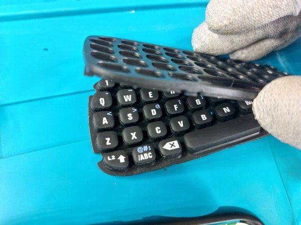 Macs wireless keyboard for PS4 controller Disassembly: 步骤 8 中的图像 2，2