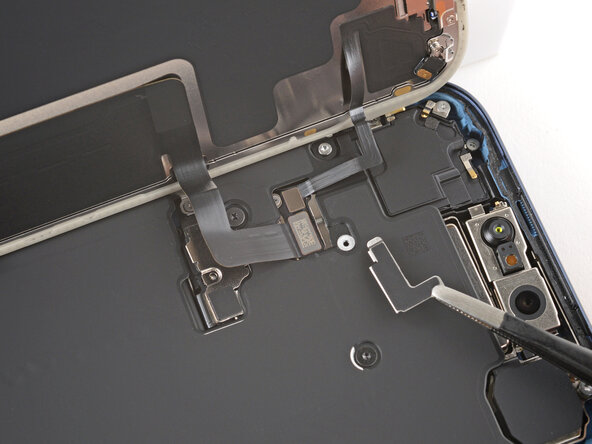 iPhone 17 Pro Max Screen Replacement, Remove the covers: crwdns2935265:020crwdnd2935265:02crwdnd2935265:03crwdne2935265:0