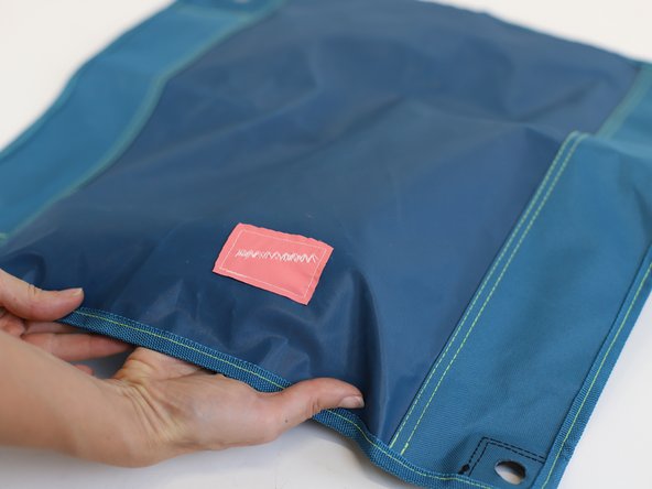 How to Repair a Tear in a Camping Chair, Clean the area: crwdns2935265:09crwdnd2935265:02crwdnd2935265:03crwdne2935265:0