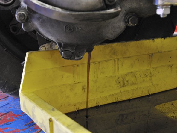 Vespa Large Frame Oil Change, Draining the Oil: crwdns2935265:04crwdnd2935265:03crwdnd2935265:03crwdne2935265:0