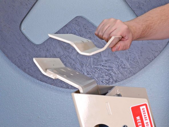 EDCO Floor Stripper TS8 .75L (2017) Striker Plate Replacement: crwdns2935265:011crwdnd2935265:02crwdnd2935265:02crwdne2935265:0