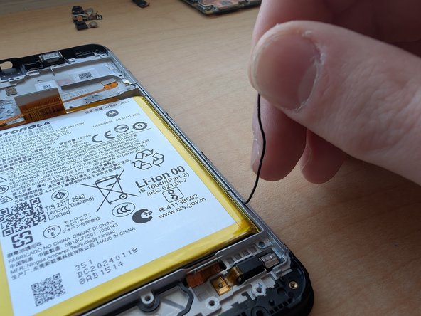 Motorola Moto G Play (2023) Teardown, Take out the daughterboard and antenna cable: crwdns2935265:012crwdnd2935265:02crwdnd2935265:02crwdne2935265:0