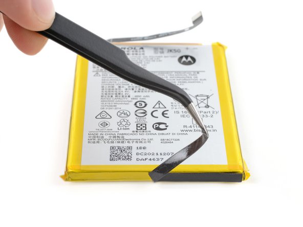 Motorola Moto G Stylus 5G (2022) Screen Replacement, Remove the foam strip: crwdns2935265:043crwdnd2935265:02crwdnd2935265:03crwdne2935265:0