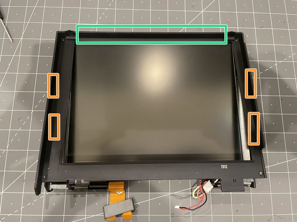 Démontage de l’IBM ThinkPad 701C/CS, Retirer l'écran de l'ensemble: étape 10, image 2 de 3