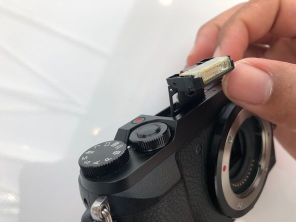 Panasonic Lumix DMC-GX85 Pop-up Flash Spring Replacement: crwdns2935265:03crwdnd2935265:02crwdnd2935265:02crwdne2935265:0