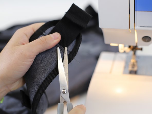 How to Fix a Broken Backpack strap, Start sewing: crwdns2935265:05crwdnd2935265:02crwdnd2935265:03crwdne2935265:0