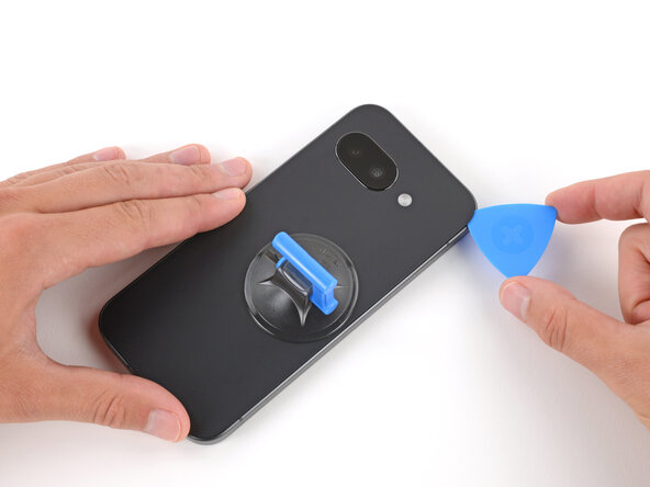 Google Pixel 9a Logic Board Replacement, Separate the rear cover adhesive: passo 7, immagine 2 di 3