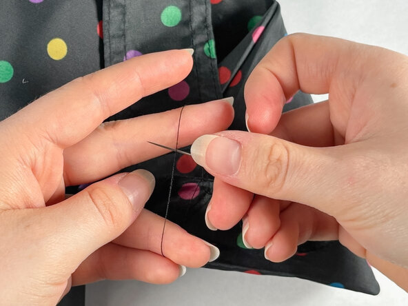 How to Reattach an Umbrella Strap: passo 13, immagine 2 di 3