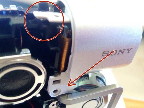 Desmontagem da câmera de vídeo Sony MV1, Remover o suporte do microfone/lente: crwdns2935265:04crwdnd2935265:03crwdnd2935265:03crwdne2935265:0