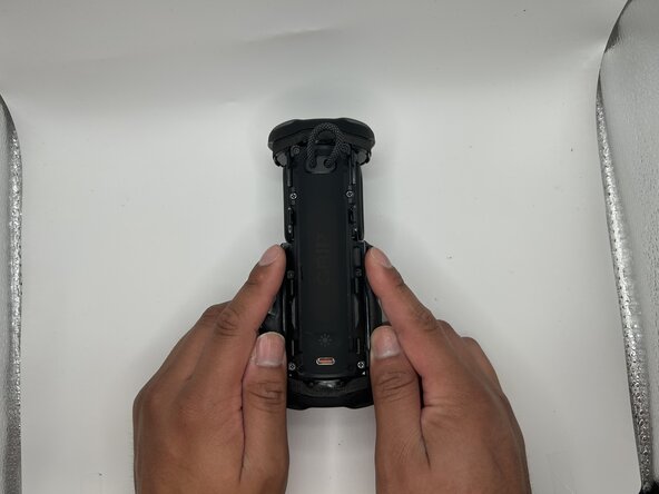 JBL Grip Battery Replacement, Charging Port Panel: 3 단계, 이미지 2개 중 1개