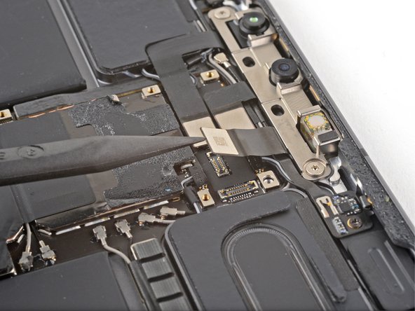 iPad Pro 11" 3rd Gen Battery Replacement, Disconnect the IR dot projector cable: crwdns2935265:043crwdnd2935265:02crwdnd2935265:02crwdne2935265:0