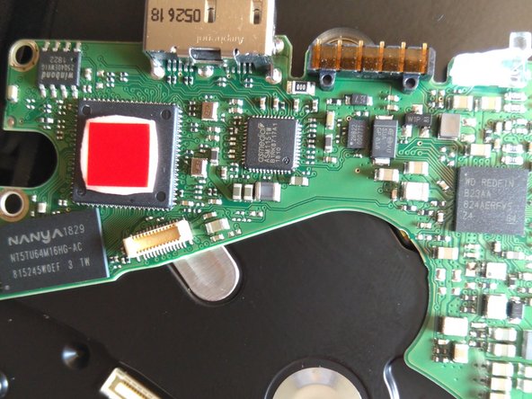 Disassembling Western Digital Elements SE HD case and mainboard, Lift up the board: paso 3, imagen 2 de 2