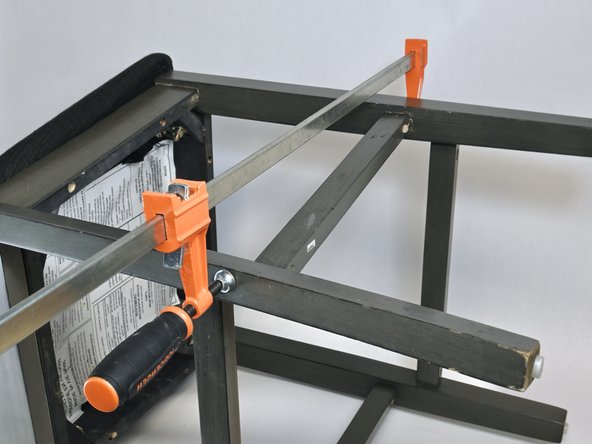 How to Reinsert a Wooden Chair Side Stretcher: crwdns2935265:08crwdnd2935265:02crwdnd2935265:02crwdne2935265:0