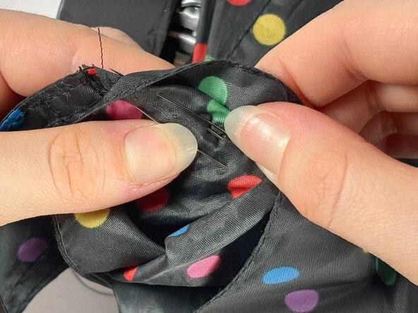 How to Reattach an Umbrella Strap: passo 9, immagine 3 di 3