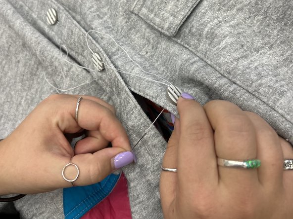 Two-Hole Button Replacement: crwdns2935265:06crwdnd2935265:02crwdnd2935265:02crwdne2935265:0