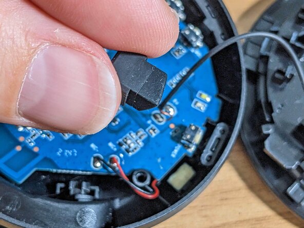 JBL Tune 510BT Ear cup holder replacement, Remove the led cover and unscrew the board: crwdns2935265:00crwdnd2935265:01crwdnd2935265:02crwdne2935265:0