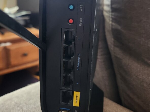 Linksys E7350 Router Demontage: stap 3, afbeelding 1 van 1