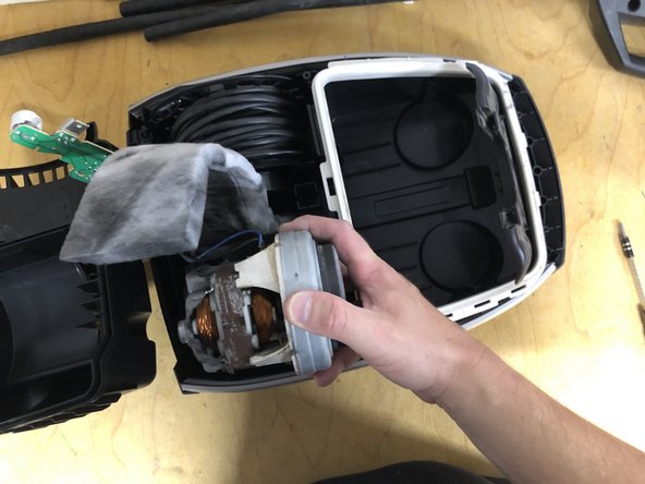 Bosch Pro Animal BSGL5ZOO2 Teardown, Remove motor cover: crwdns2935265:06crwdnd2935265:03crwdnd2935265:03crwdne2935265:0