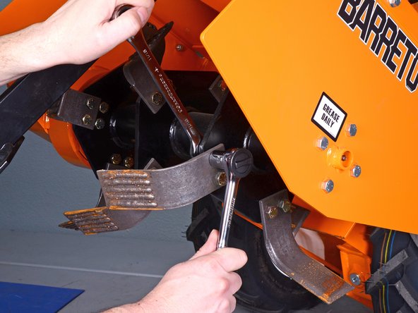 Barreto Tillers E1320HTRLR 2016 Tine Replacement, Loosen the tine bolts: crwdns2935265:07crwdnd2935265:03crwdnd2935265:03crwdne2935265:0