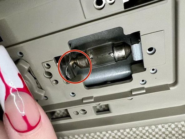 2004-2012 Nissan Versa Interior Dome Light Replacement: 步骤 3 中的图像 1，3