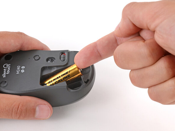 Logitech M240 Battery Replacement, Remove the battery: crwdns2935265:03crwdnd2935265:02crwdnd2935265:03crwdne2935265:0