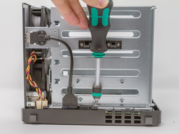 Synology DS918+ - Démontage complet, Cage disques : retrait du berceau 1/3: crwdns2935265:011crwdnd2935265:02crwdnd2935265:02crwdne2935265:0