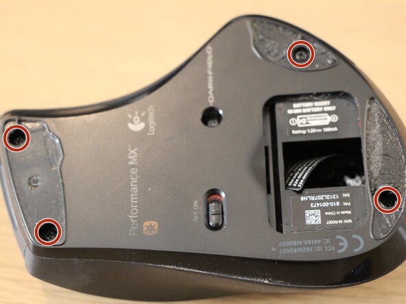 Réparation du clic gauche d'une souris Logitech Performance MX, Retirer les 4 vis du dessous de la souris: crwdns2935265:03crwdnd2935265:01crwdnd2935265:01crwdne2935265:0