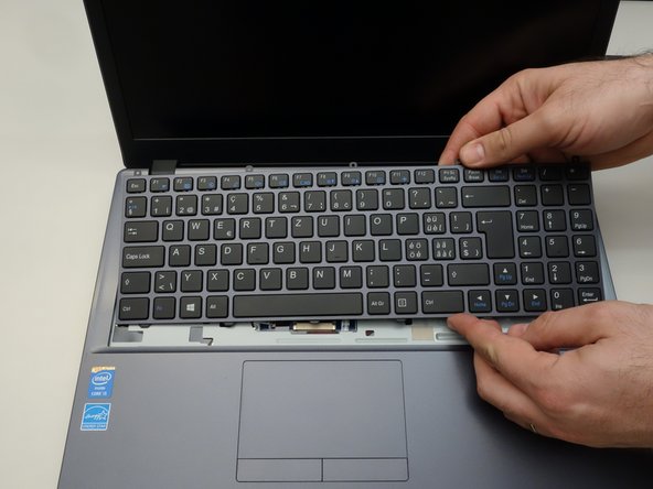 why! W650SZ Remplacement de la carte mère, Retirer le clavier (suite): crwdns2935265:012crwdnd2935265:02crwdnd2935265:03crwdne2935265:0