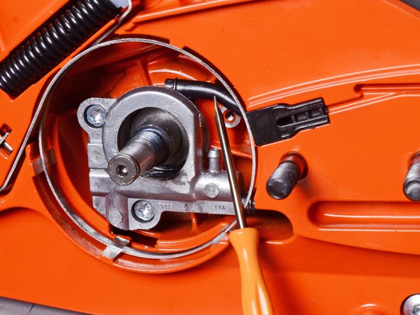 Echo Chain Saw CS590 2019 Oil System Replacement, Disconnect the oiler assembly: crwdns2935265:031crwdnd2935265:03crwdnd2935265:03crwdne2935265:0