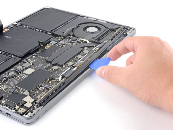 MacBook Pro 13" Two Thunderbolt Ports 2020 Display Assembly Replacement: crwdns2935265:026crwdnd2935265:02crwdnd2935265:03crwdne2935265:0