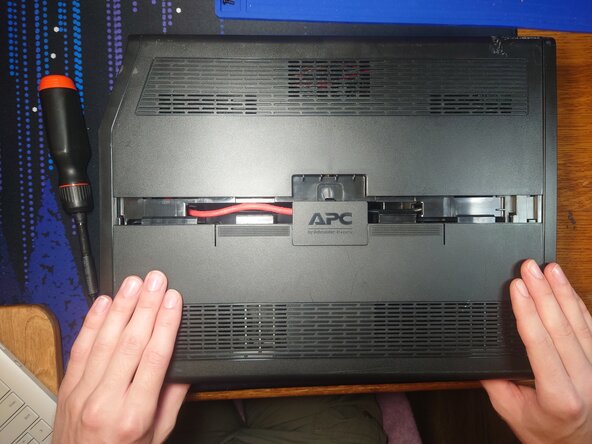APC Back-UPS Pro 1000 S Teardown, Remove Battery Cover: crwdns2935265:02crwdnd2935265:03crwdnd2935265:03crwdne2935265:0