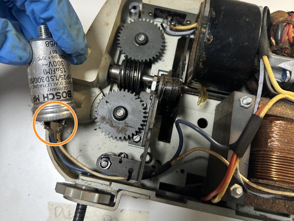 Zeiss Ikon Movielux Compact Projector Teardown, Removing the capacitor: crwdns2935265:016crwdnd2935265:02crwdnd2935265:03crwdne2935265:0