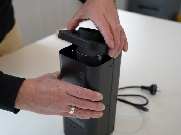 Disassembling Nano 7/LINK (D-P Serial), Lift the closure: crwdns2935265:02crwdnd2935265:02crwdnd2935265:02crwdne2935265:0