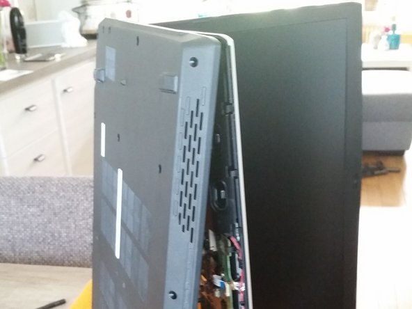 MSI PE70 2QE Teardown, Bodemplaat verwijderen.: step 3, image 2 of 3