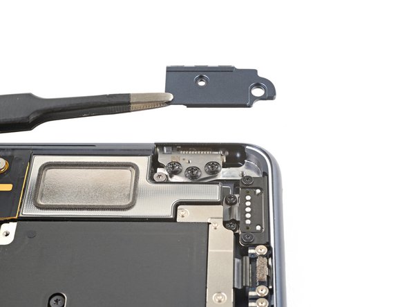 MacBook Air 2022 (M2) Left Speaker Replacement, Remove the right hinge cover: crwdns2935265:016crwdnd2935265:03crwdnd2935265:03crwdne2935265:0