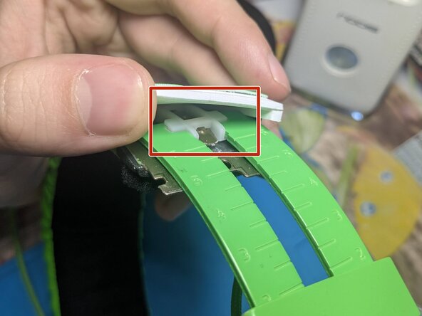 Razer Kraken (Kraken TE) Headband Replacement, Assemble back the right ear cup: crwdns2935265:014crwdnd2935265:02crwdnd2935265:02crwdne2935265:0