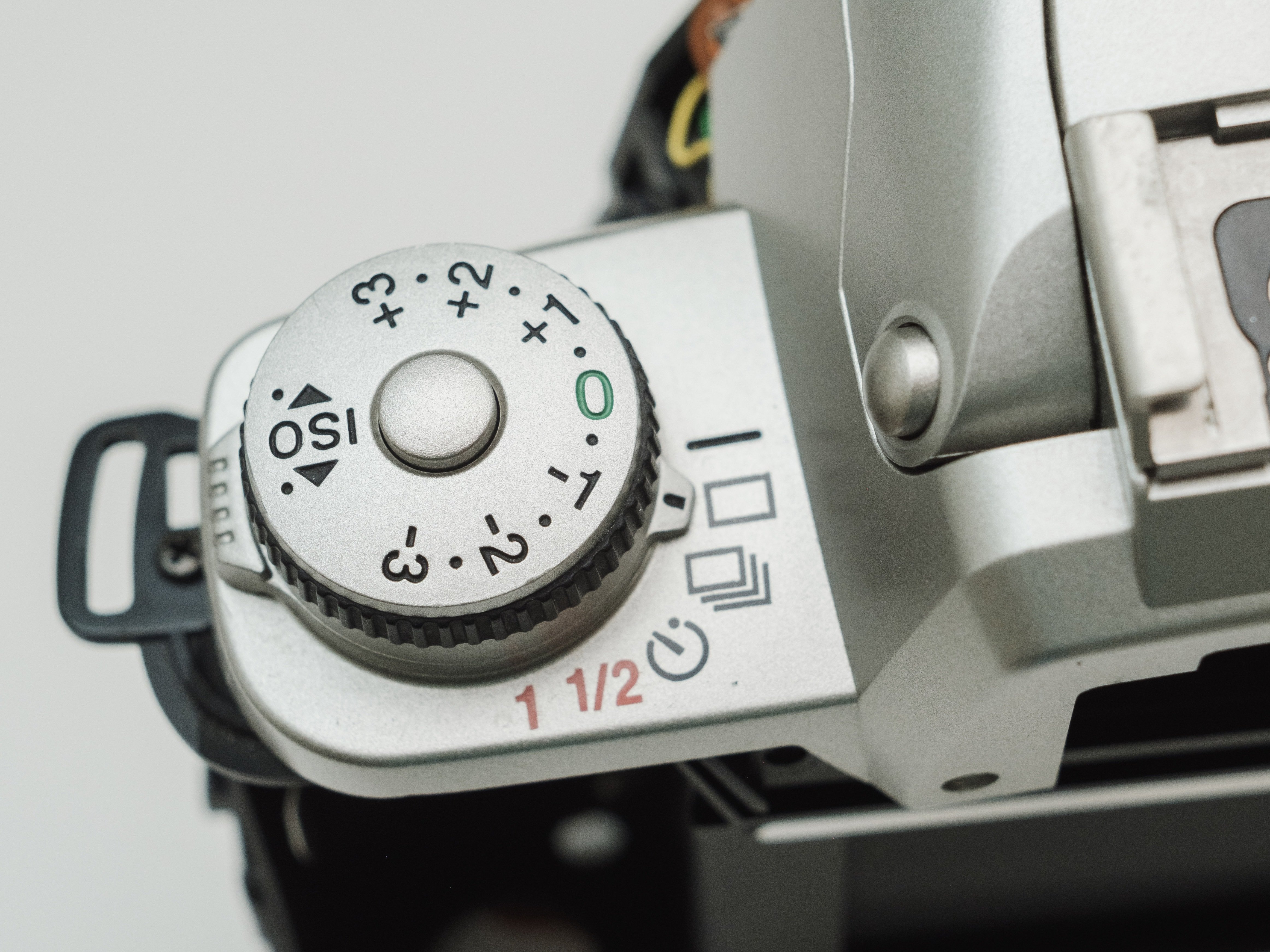 Pentax ZX-5n Exposure Compensation Dial Replacement - iFixit