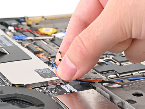 Lenovo ThinkPad T16 Gen 3 Speakers Replacement, Free the antenna cables: stap 0, afbeelding 2 van 3