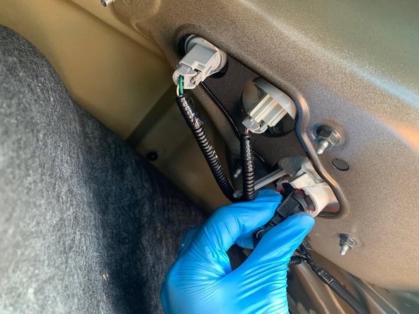 2013 Toyota Camry Rear Brake Light Bulb Replacement: crwdns2935265:07crwdnd2935265:03crwdnd2935265:03crwdne2935265:0