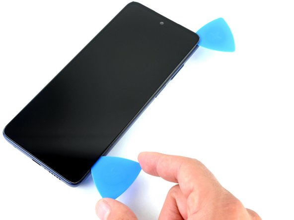 Motorola Edge 5G UW (2022) Display Replacement, Slice the right adhesive: crwdns2935265:028crwdnd2935265:02crwdnd2935265:02crwdne2935265:0